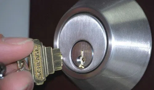 Royal Locksmith Store Scottsdale, AZ 480-397-7275 - key-broke-in-lock